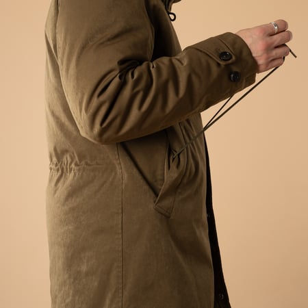 flâneurs-TENC-Core-Down-Parka-Olive-détail-cordon-serrage