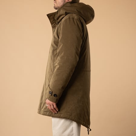 flâneurs-TENC-Core-Down-Parka-Olive-de-profil