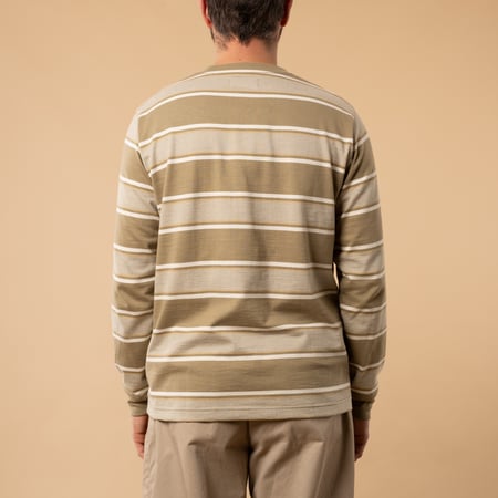 BEAMS PLUS / Pocket Tee Wide Stripe Olive_de dos