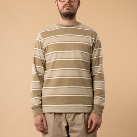 BEAMS PLUS / Pocket Tee Wide Stripe Olive_de face
