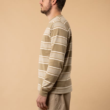 BEAMS PLUS / Pocket Tee Wide Stripe Olive_de profil
