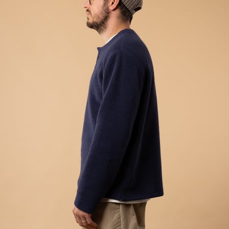 JACKMAN Pull Quarter Knit Henleyneck Navy de profil