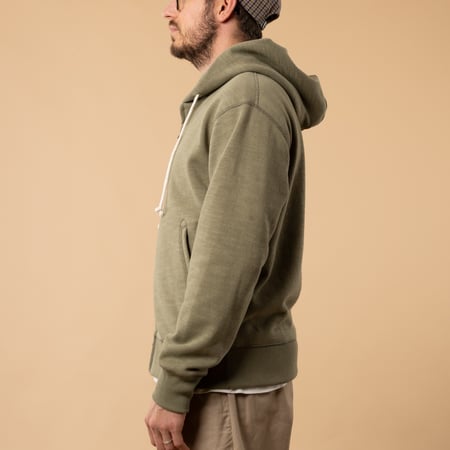 flâneurs-sweat-zippé-GG-Jackman-vert olive de profil