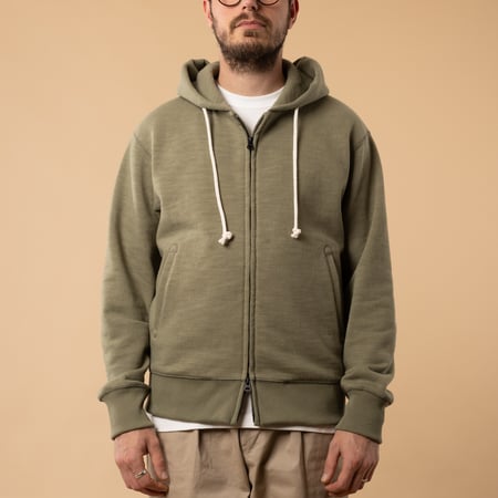 flâneurs-sweat-zippé-GG-Jackman-vert olive de face