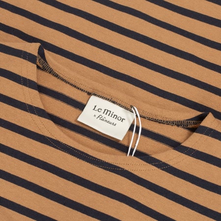 Le-Minor-x-Flâneurs-detail-mariniere-loose-fit-camel-navy.1