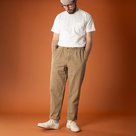 image-front-look-flâneurs-SEUVAS-10oz-CANVAS-TAPERD-2TUCK-PANTS-coffee