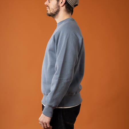 XX DEVELOPMENT  SURE MFG Awesome Crewneck Sweatshirt Riviera Blue porté de côté