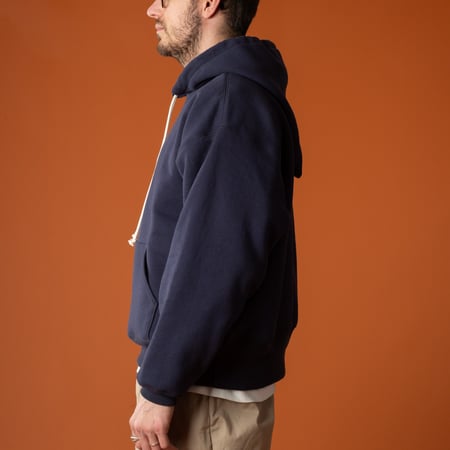 image-flâneurs-porté-de-côté-XX-development-sure-mfg-alaska-hoodie-nasvy-2