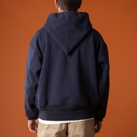 image-flâneurs-porté-de-dos-XX-development-sure-mfg-alaska-hoodie-nasvy-3