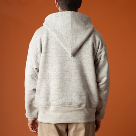 image-flâneurs-porté-de-dos-XX-development-sure-mfg-alaska-hoodie-silverado3