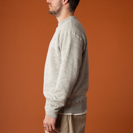 DUBBLE WORKS Sweatshirt with Loop Wheel details, worn from the side.