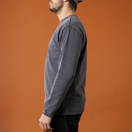 image porté coté  flâneurs manche -teeshirt-épais-dubbleworks-HEAVY-WEIGHT-LONG-sleeve-pd-navy (2)