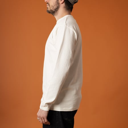 vignette-image porté de côté flâneurs-teeshirt-épais-dubbleworks-HEAVY-WEIGHT-LONG-sleeve-off-white (2)