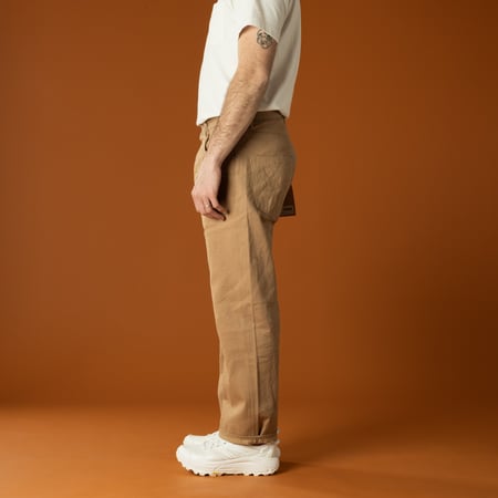 image portée side flâneurs ONI DENIM 022-SCKB 10oz Relax Straight Khaki Beige Selvedge Chino (3)