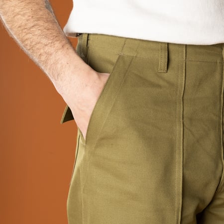 Image_INFORMALE / T107 Fatigue Pants Light Olive_détail_poche-plaquée