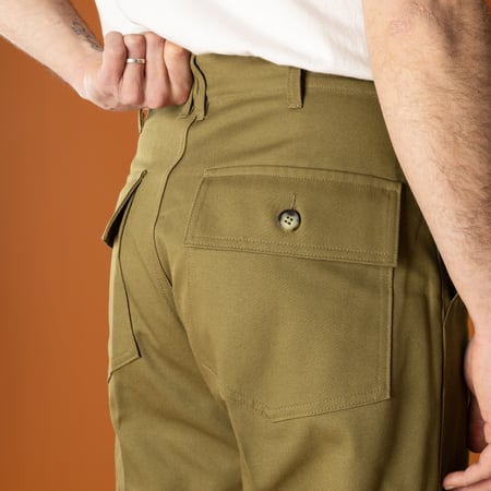 Image_INFORMALE / T107 Fatigue Pants Light Olive_détail_poche-arrière