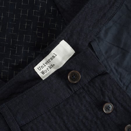 image flâneurs UNIVERSAL WORKS Military Chino Ospina Cotton Dark Navy détail tag