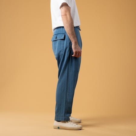 Image flâneurs Universal Works SS25-Braga Pant Washed Indigo Herrigbone côté