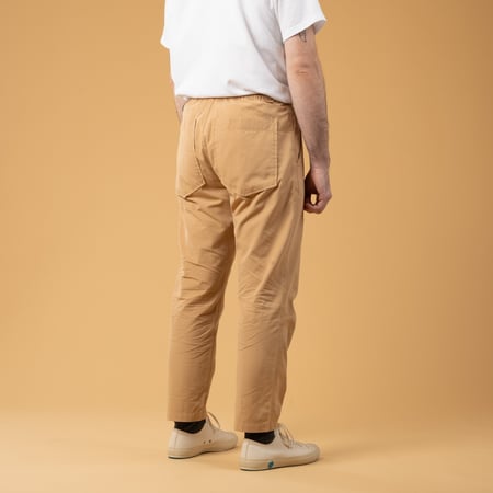 Image flâneurs Universal Works SS25-Hi Water Trouser Summer Canvas Dark Sand de dos