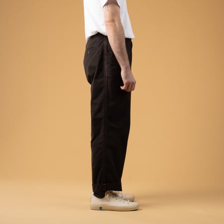Image flâneurs Universal Works SS25-Oxford Pant Summer Canvas Licorice side