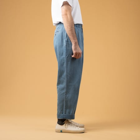 Image flâneurs Universal Works SS25- Oxford Pant 8oz Organic Denim Washed Indigo side