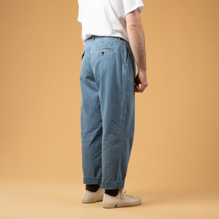 Image flâneurs Universal Works SS25- Oxford Pant 8oz Organic Denim Washed Indigo back
