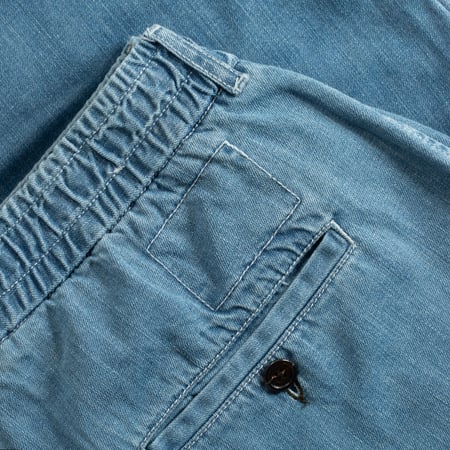 patch-fantôme--flâneurs-UNIVERSAL-WORKS_Oxford-Pant-8oz-Organic-Denim-Washed-Indigo-de-face-(2)