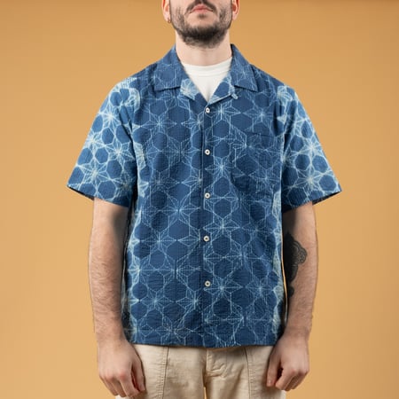image portée de face flâneurs chemise manches courtes Universal-Works-Road Shirt Needle Tie'N'Dye Indigo