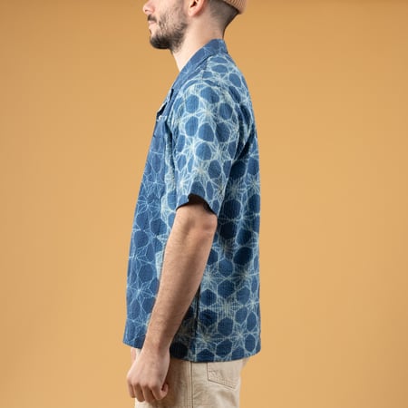 image portée de côté flâneurs chemise manches courtes Universal-Works-Road Shirt Needle Tie'N'Dye Indigo