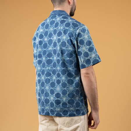 image portée de dos flâneurs chemise manches courtes Universal-Works-Road Shirt Needle Tie'N'Dye Indigo