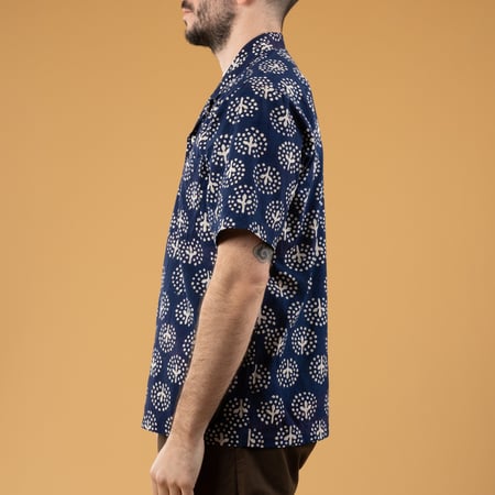 Image flâneurs portée de côté UNIVERSAL WORKS  Road Shirt Magic Circle Print Navy