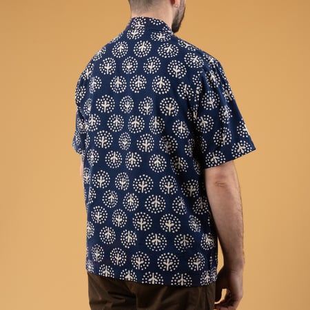 Image flâneurs portée de dos UNIVERSAL WORKS  Road Shirt Magic Circle Print Navy