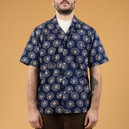 Image flâneurs portée de face UNIVERSAL WORKS  Road Shirt Magic Circle Print Navy (1)