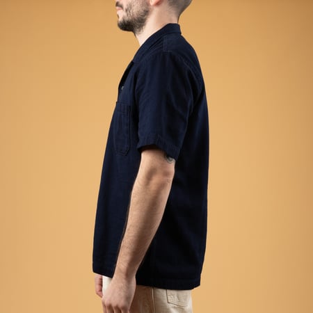 Image Flâneurs Image_Flâneurs_UNIVERSAL WORKS_Road Shirt Indigo worn in profile