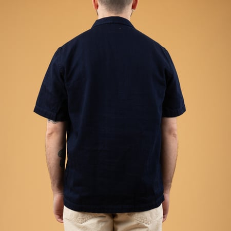 Image Flâneurs Image_Flâneurs_UNIVERSAL WORKS_Road Shirt Indigo worn from the back