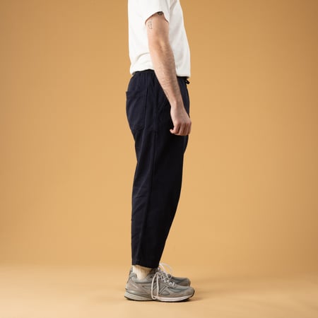 Image flâneurs UNIVERSAL WORKS  Hi Water Trouser Herringbone Dark Navy de profil