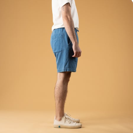 Image flâneurs UNIVERSAL WORKS Simple Short Herringbone Washed Indigo de face profil