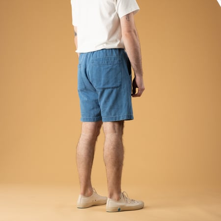 Image flâneurs UNIVERSAL WORKS Simple Short Herringbone Washed Indigo de dos