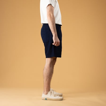 Image flâneurs UNIVERSAL WORKS  Simple Short Herringbone Indigo de face de profil