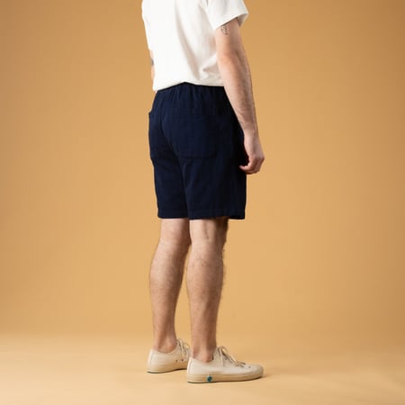 Image flâneurs UNIVERSAL WORKS  Simple Short Herringbone Indigo de dos