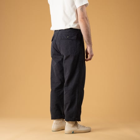 Image porté de dos flâneurs FOB FACTORY  F0536 CH Fatigue Pants Navy  (3)