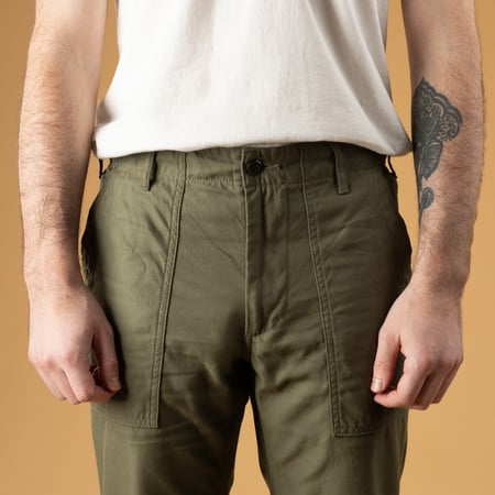 image porté flâneurs de face FOB FACTORY  F0431 Baker Pants Olive (5)