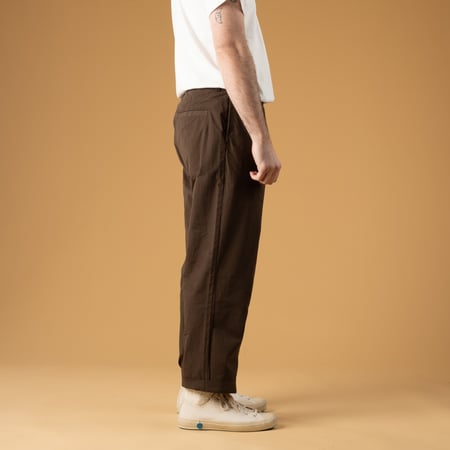 Image flâneurs porté profil FOB FACTORY  F0537 Travel Pants Brown (3)