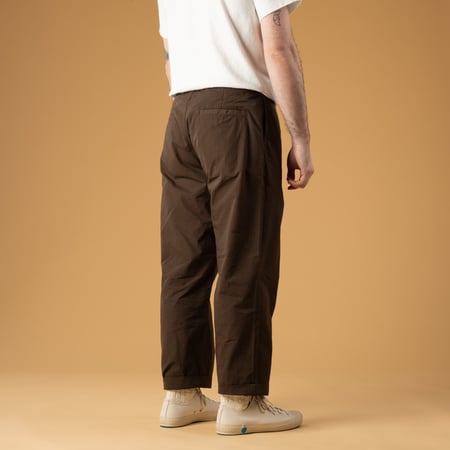 Image flâneurs porté de dos FOB FACTORY  F0537 Travel Pants Brown (4)