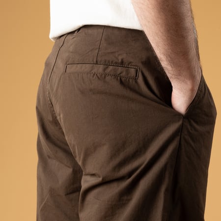 Image flâneurs porté poche arrière FOB FACTORY  F0537 Travel Pants Brown (1)