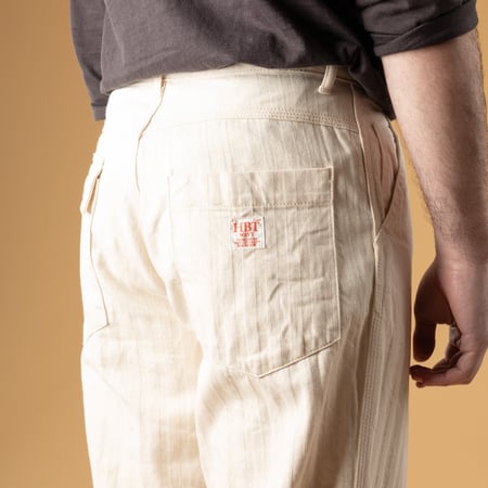 Image flâneurs FOB FACTORY  F0485 Herringbone Painter Pants Ecru porté poche arrière 1