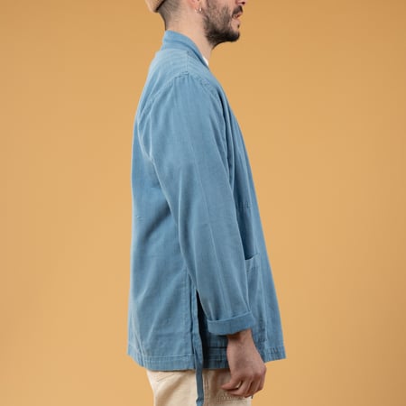Image flâneurs UNIVERSAL WORKS  Kyoto Work Jacket Washed Indigo Herringbone porté de profil