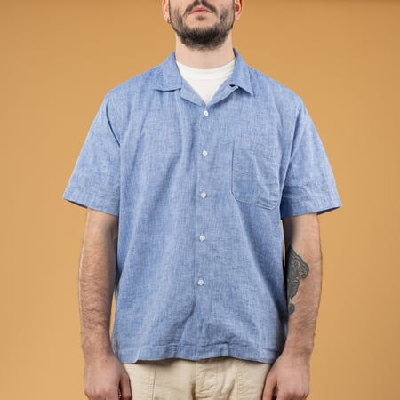 Image flâneurs UNIVERSAL WORKS  Road Shirt Slub Linen Mix Blue porté de face