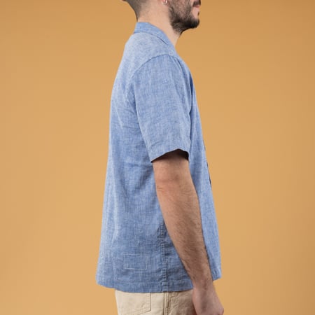 Image flâneurs UNIVERSAL WORKS  Road Shirt Slub Linen Mix Blue porté de profil