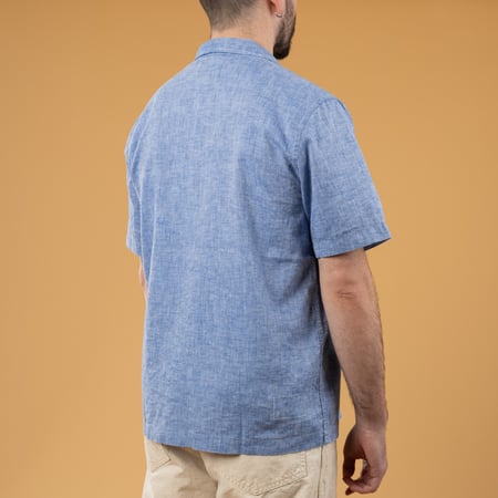 Image flâneurs UNIVERSAL WORKS  Road Shirt Slub Linen Mix Blue porté de profil
